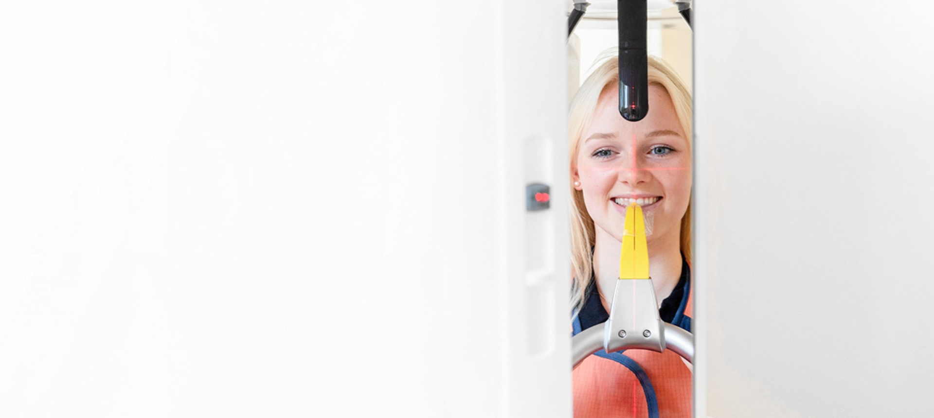 Patientin im Behandlungsraum der Zahnarztpraxis