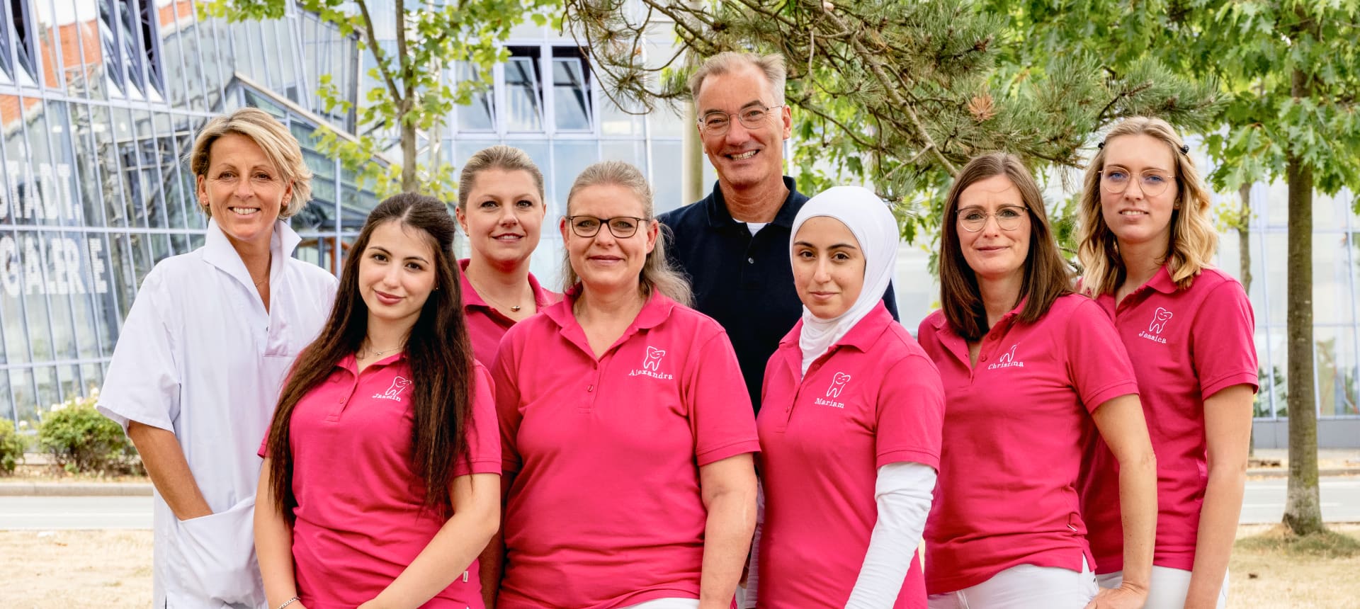 Team der Zahnarztpraxis im Freien
