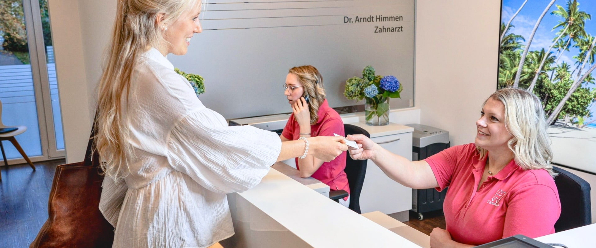 Mitarbeiterin betreut eine Patientin im Behandlungszimmer