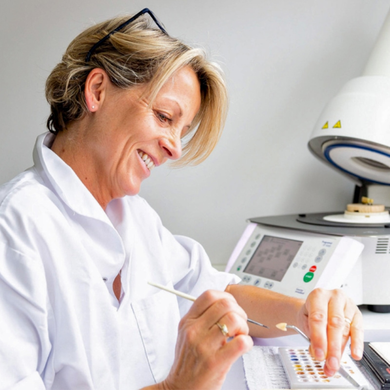 Zahntechnikerin bei der Arbeit im Dentallabor
