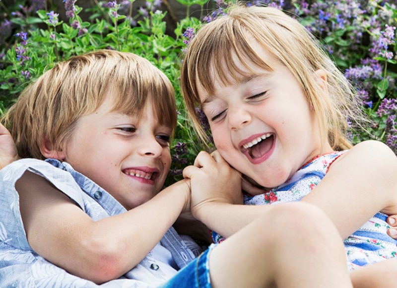 Zwei lachende Kinder
